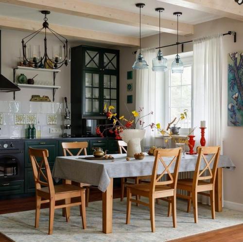 Насыщенный интерьер уютного домика. 02