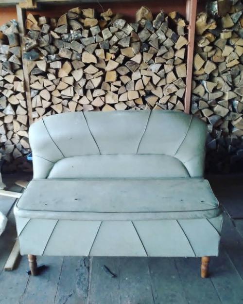 Был диванчик под утиль, перетянули, и стал сердцем балкона. 01