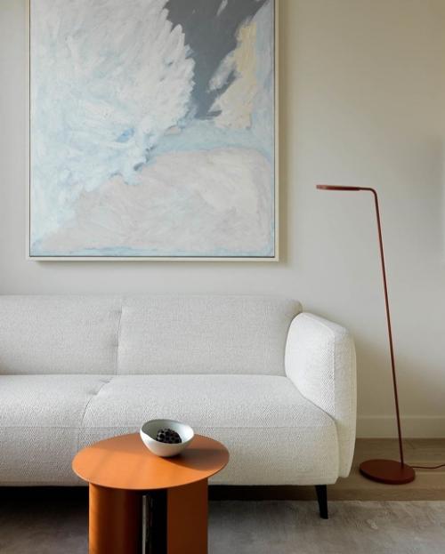 В изначальную планировку внесли одно значимое изменение - отказались от второй ванной комнаты в пользу довольно просторной гардеробной при входе. 03