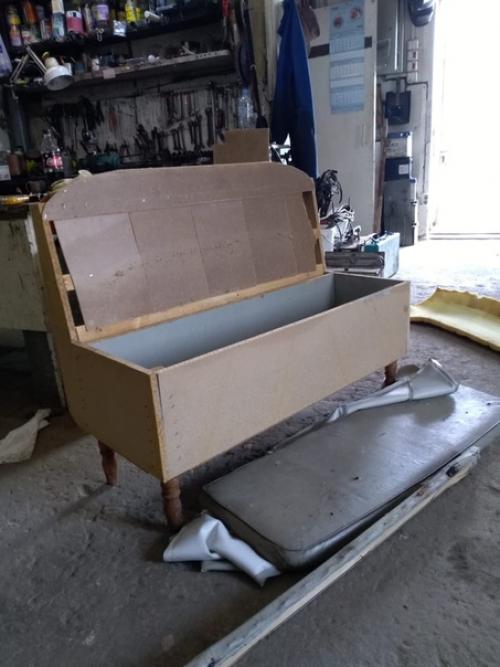 Был диванчик под утиль, перетянули, и стал сердцем балкона. 02