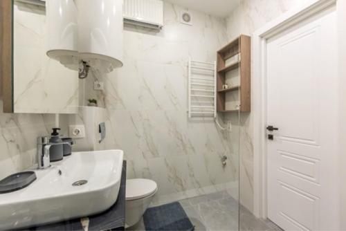 В этом интерьере дизайнер очень грамотно поработал с цветовой гаммой. 03