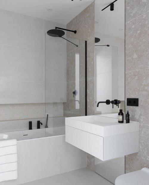 В изначальную планировку внесли одно значимое изменение - отказались от второй ванной комнаты в пользу довольно просторной гардеробной при входе. 09