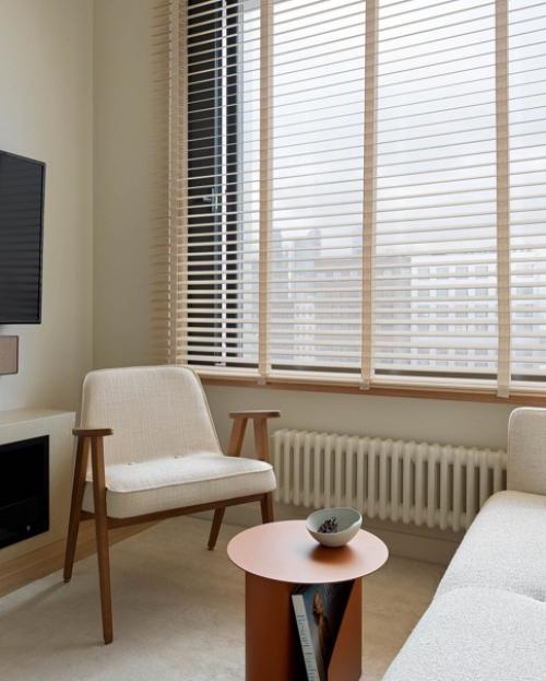 В изначальную планировку внесли одно значимое изменение - отказались от второй ванной комнаты в пользу довольно просторной гардеробной при входе. 04