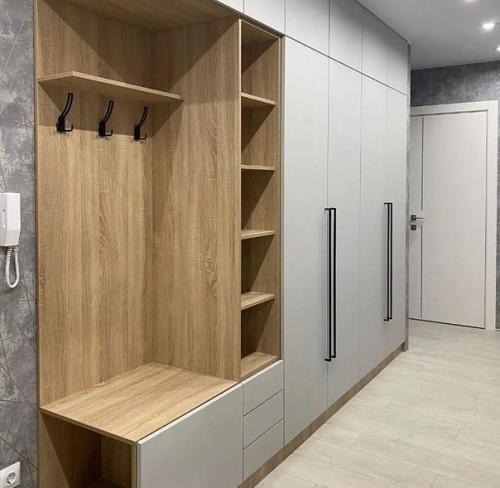 Очень вместительная прихожая до потолка. 01