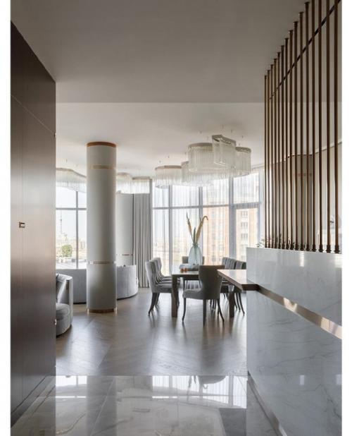 Интерьер квартиры со свободной планировкой и огромными окнами в пол. 06