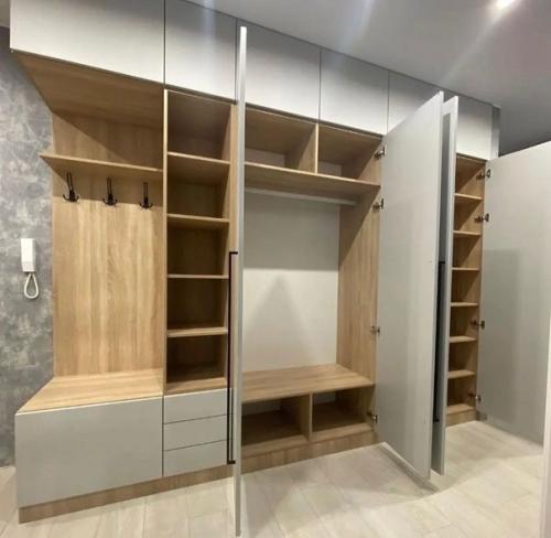 Очень вместительная прихожая до потолка. 03