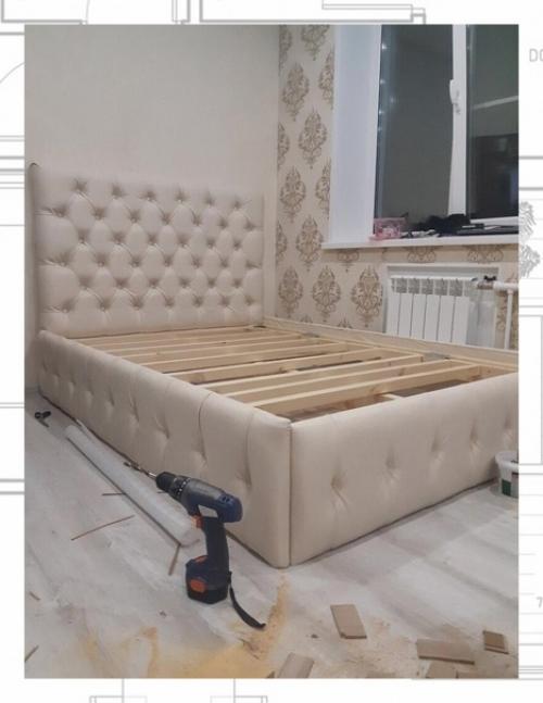 Деревянная кровать может придать вашей спальне стиль, элегантность и характер благодаря своему внешнему виду. 05