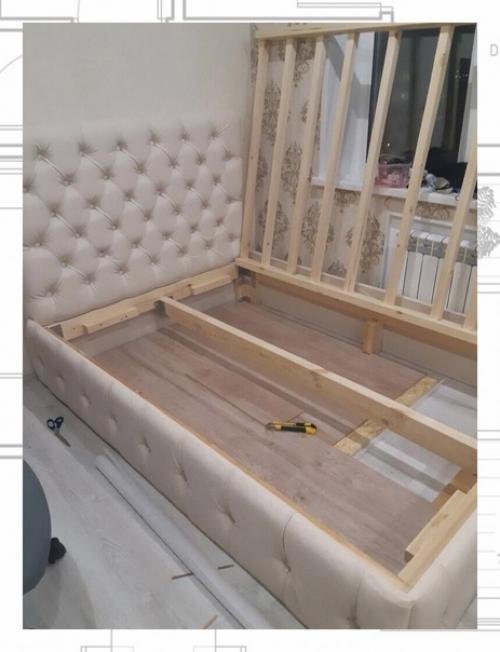 Деревянная кровать может придать вашей спальне стиль, элегантность и характер благодаря своему внешнему виду. 04