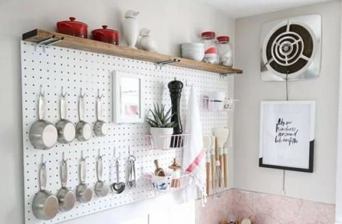 Чтобы нужные вещи всегда были на виду, их можно вешать на стену, но в случае с инструментами нужно слишком много крючков. 01