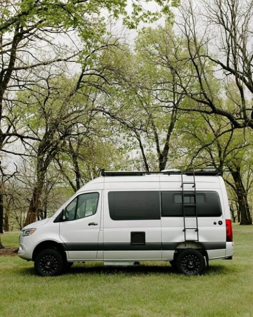 Сейчас бы такой фургончик и куда-нибудь далеко на другой край вселенной, где тихо и спокойно. 08