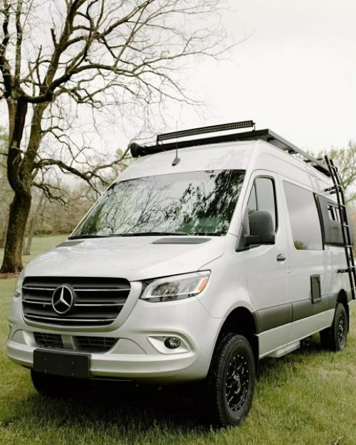 Сейчас бы такой фургончик и куда-нибудь далеко на другой край вселенной, где тихо и спокойно. 07