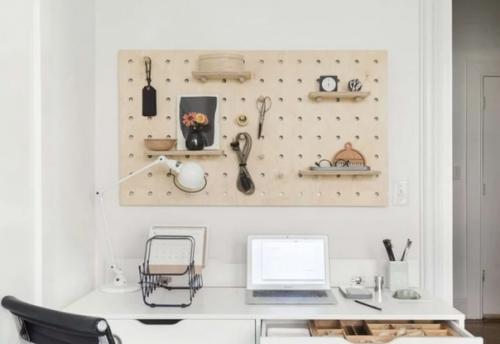 Чтобы нужные вещи всегда были на виду, их можно вешать на стену, но в случае с инструментами нужно слишком много крючков. 03