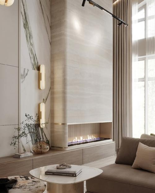 Светлая гостиная с высокими потолками в частном доме. 08