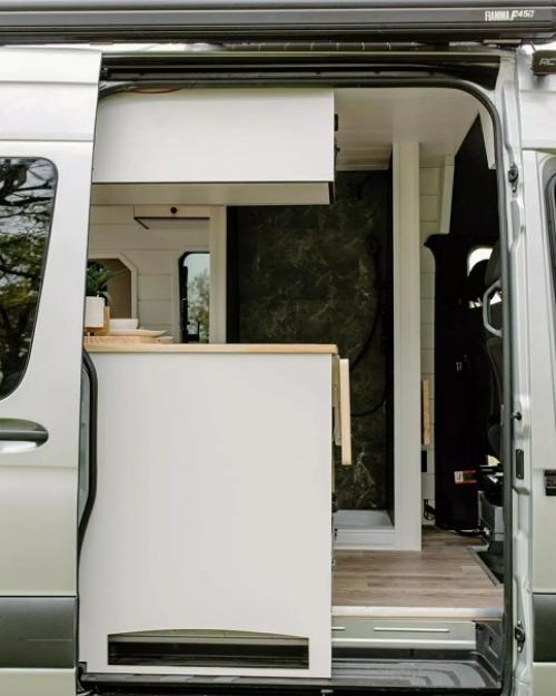 Сейчас бы такой фургончик и куда-нибудь далеко на другой край вселенной, где тихо и спокойно. 03