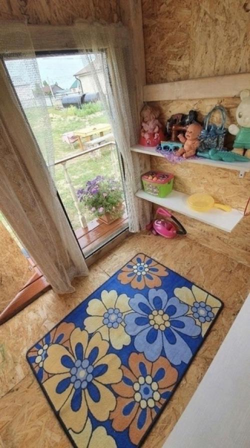 Дедушка своими руками соорудил вот такой маленьких домик для того чтобы детки могли там играть! 01