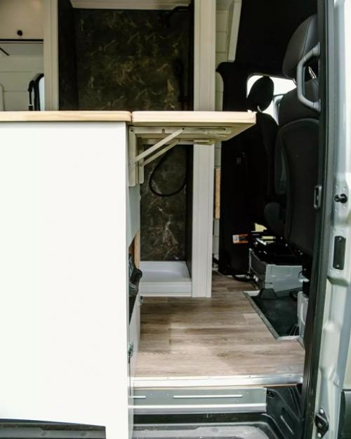 Сейчас бы такой фургончик и куда-нибудь далеко на другой край вселенной, где тихо и спокойно. 04