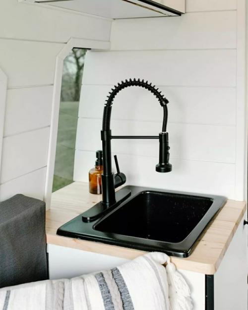 Сейчас бы такой фургончик и куда-нибудь далеко на другой край вселенной, где тихо и спокойно. 05