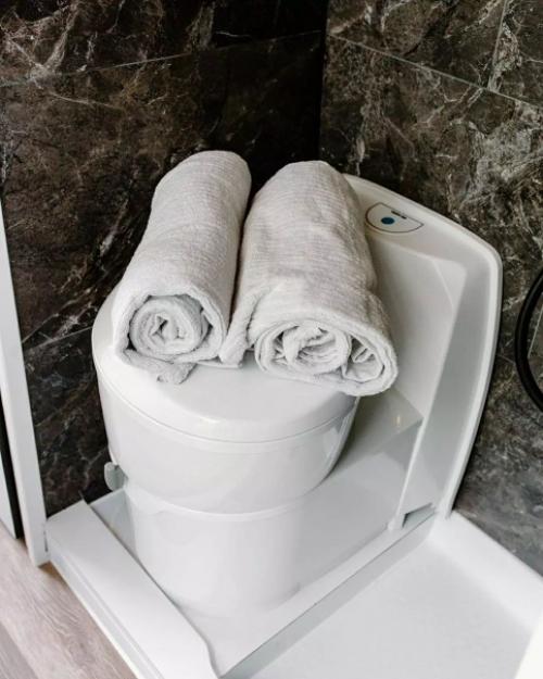 Сейчас бы такой фургончик и куда-нибудь далеко на другой край вселенной, где тихо и спокойно. 06