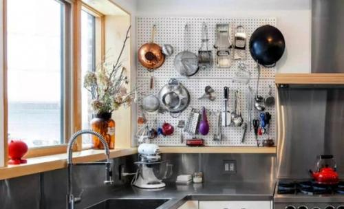 Чтобы нужные вещи всегда были на виду, их можно вешать на стену, но в случае с инструментами нужно слишком много крючков. 02