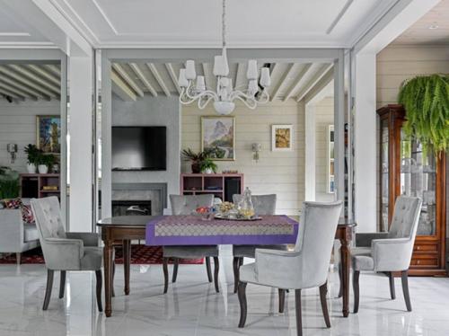 Этот дом - настоящий хранитель воспоминаний и культурных традиций. 04