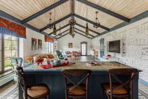 Этот дом создан для тех, кто ценит комфорт, свободу и живое общение. 02 Этот дом создан для тех, кто ценит комфорт, свободу и живое общение. 02