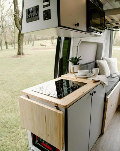 Сейчас бы такой фургончик и куда-нибудь далеко на другой край вселенной, где тихо и спокойно. 01