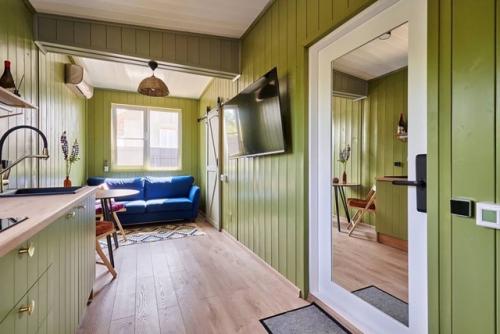 Этот крошечный дом - настоящее произведение дизайнерского искусства. 02