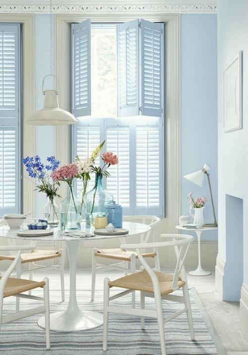 Традиционно оконные ставни всегда были снаружи, но теперь их все чаще устанавливают внутри. 04