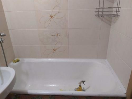 Облагородил ванную комнату родителям. 05