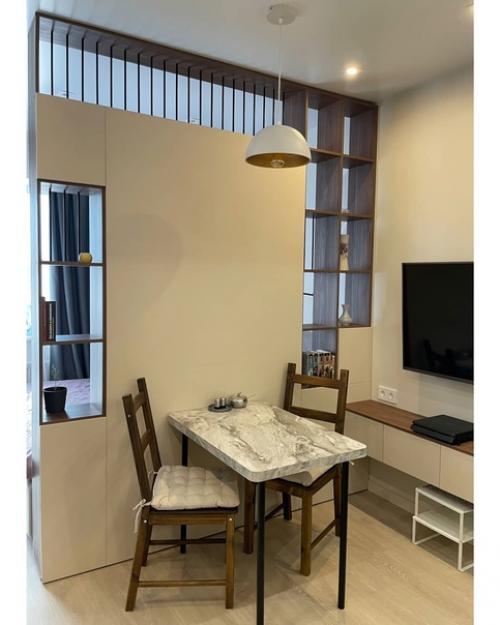 Квартире - студии.  С помощью мебельнои перегородки разделили пространство на две основные зоны - кухни и спальни. 07