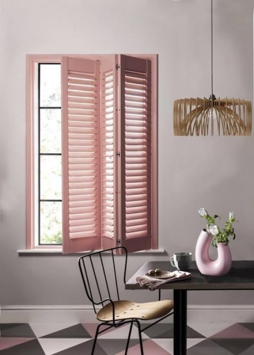 Традиционно оконные ставни всегда были снаружи, но теперь их все чаще устанавливают внутри. 01