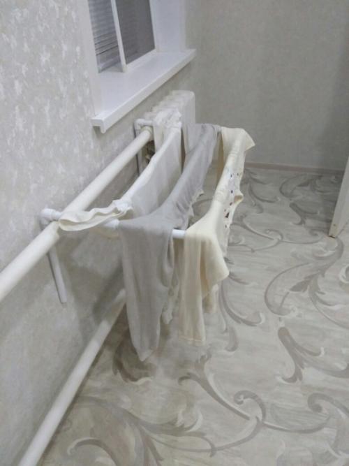 В случае если переехали на новую квартиру и сушки для белья не оказалось, то вот отличный выход! 02