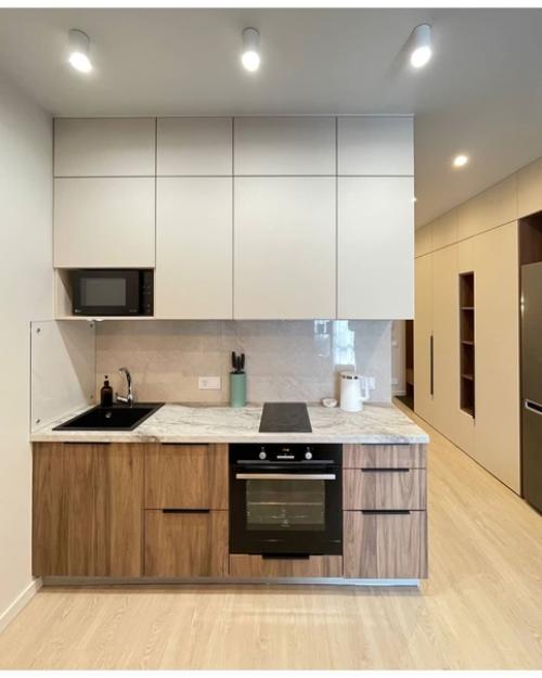 Квартире - студии.  С помощью мебельнои перегородки разделили пространство на две основные зоны - кухни и спальни. 01