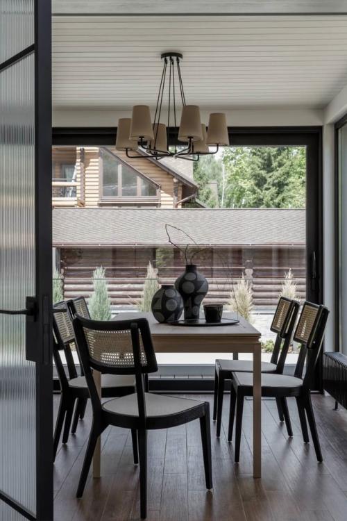 Скандинавский минимализм проявляется здесь во всей своей сдержанной красоте: ничего лишнего, только простота, чистота и продуманный уют. 03