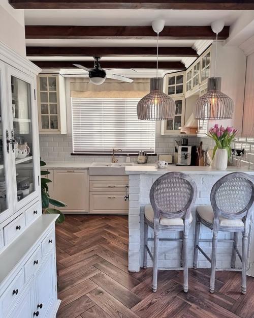 Этот интерьер - воплощение загородного уюта в современном прочтении. 04