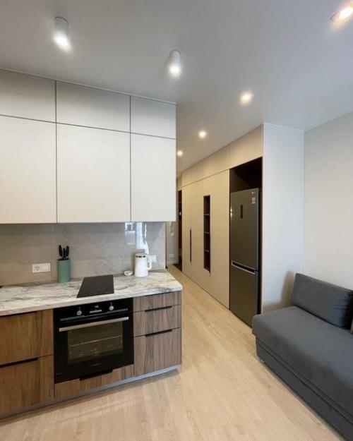 Квартире - студии.  С помощью мебельнои перегородки разделили пространство на две основные зоны - кухни и спальни. 02