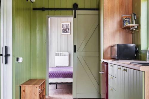 Этот крошечный дом - настоящее произведение дизайнерского искусства. 03