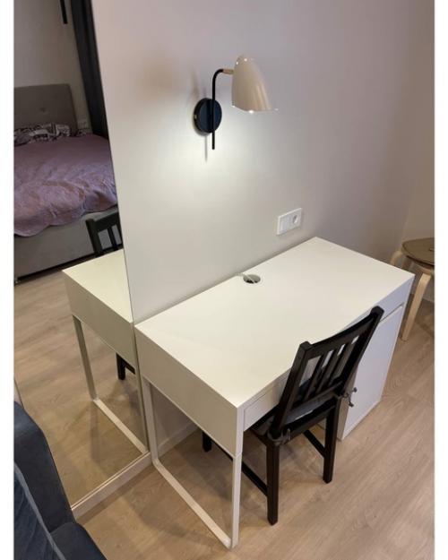 Квартире - студии.  С помощью мебельнои перегородки разделили пространство на две основные зоны - кухни и спальни. 04