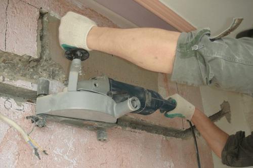 Штробление стен. Прежде чем приступать к работам, необходимо определить, как будут расположены штробы. 04 Штробление стен. Прежде чем приступать к работам, необходимо определить, как будут расположены штробы. 04