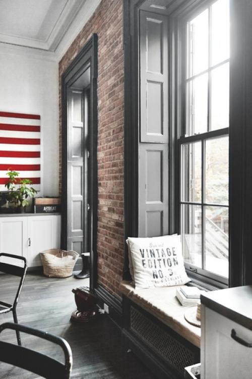 Традиционно оконные ставни всегда были снаружи, но теперь их все чаще устанавливают внутри. 02