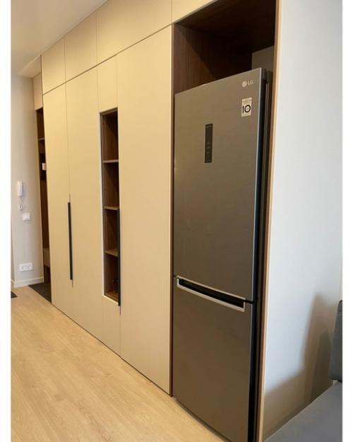 Квартире - студии.  С помощью мебельнои перегородки разделили пространство на две основные зоны - кухни и спальни. 09