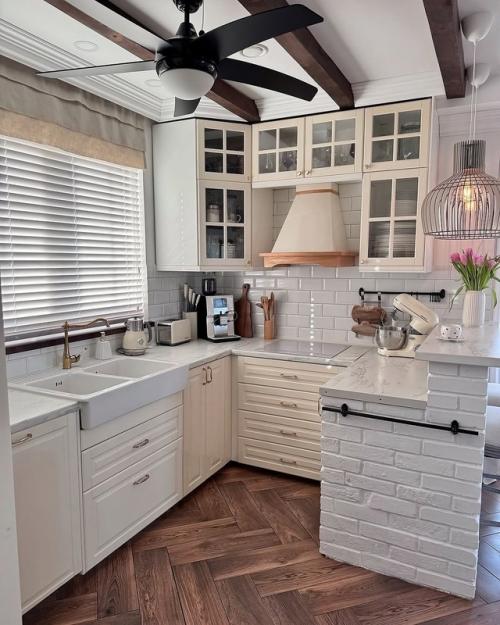 Этот интерьер - воплощение загородного уюта в современном прочтении. 03