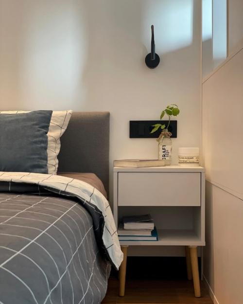 Насыщенный интерьер квартиры, стиль которой можно отнести к авторскому минимализму. 02