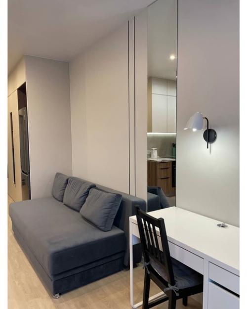 Квартире - студии.  С помощью мебельнои перегородки разделили пространство на две основные зоны - кухни и спальни. 03