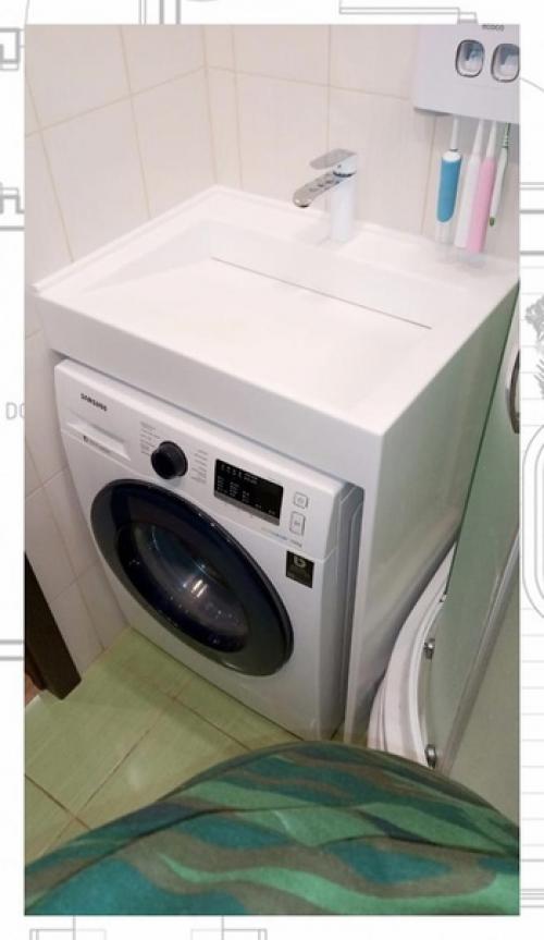 В маленькой ванной комнате буквально каждый квадратный сантиметр на счету. 01