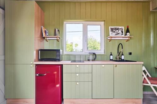 Этот крошечный дом - настоящее произведение дизайнерского искусства. 05