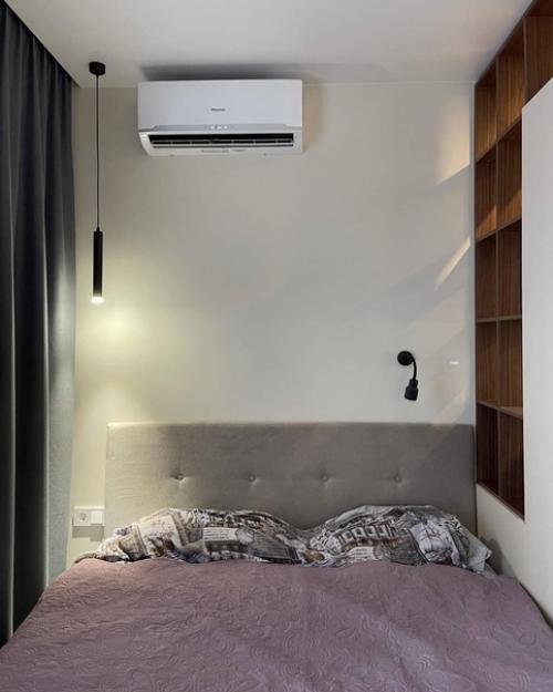 Квартире - студии.  С помощью мебельнои перегородки разделили пространство на две основные зоны - кухни и спальни. 06