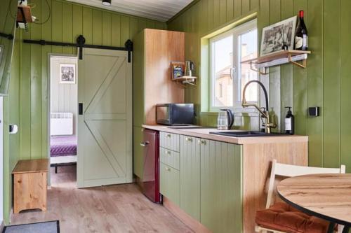 Этот крошечный дом - настоящее произведение дизайнерского искусства. 01