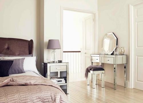 Мы привыкли к шкафам с зеркалами, но не задумывались, что зеркальным может быть практически любой предмет мебели: от прикроватной тумбы до пуфа. 03