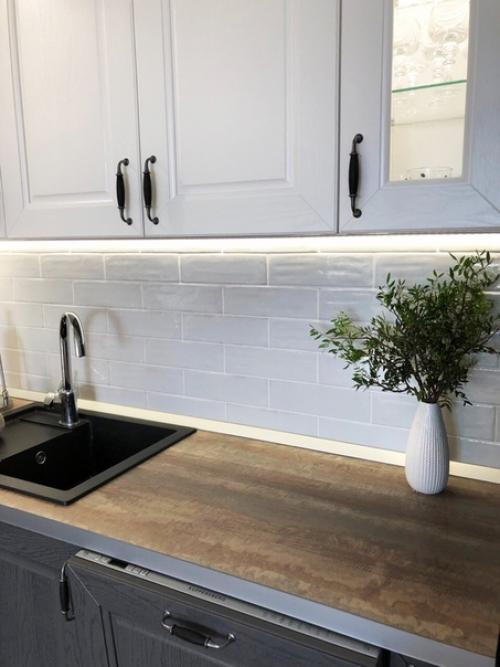 Наша кухня гостиная 23 метра) стол ещё не привезли) кухня массив ясеня, цвет бело серая, на фото почему что желтит. 04